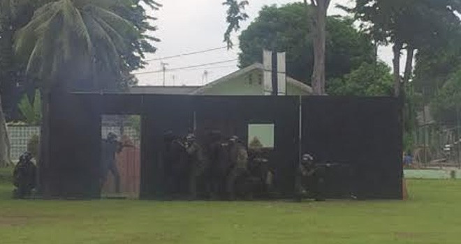 Anggota TNI dan Brimob