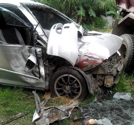 Mobil Hinda Jazz yang ringsek bagian depan setelah ditabrak truk baru bara.