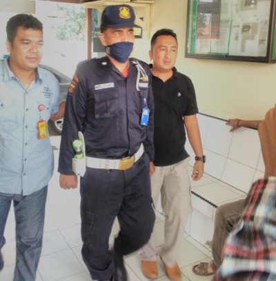 Tersangka Indra saat digiring ke Mapolsek Jambi Timur.