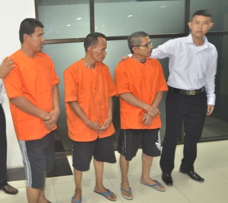 Ketiga tersangka emas ilegal yang diamankan di Mapolda Jambi.