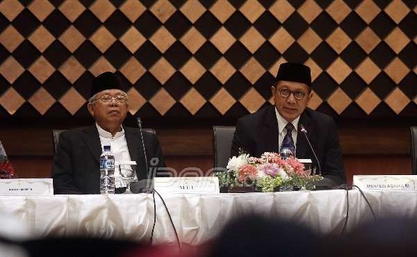 Menteri Agama Lukman Hakim (kanan), Ketua Umum Majelis Ulama Indonesia (MUI) Pusat KH.Maruf Amin saat memimpin sidang isbat di Kantor Kementerian Agama, Jakarta, Minggu (5/6). Foto : Ricardo/JPNN.com