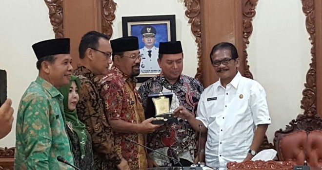 Kunjungan kerja rombongan Staf Ahli Wali Kota Tanjung Balai diterima langsung Sekretaris Daerah Kota Jambi H. Daru Pratomo, di ruang rapat utama kantor Wali Kota Jambi, Rabu (8/6)