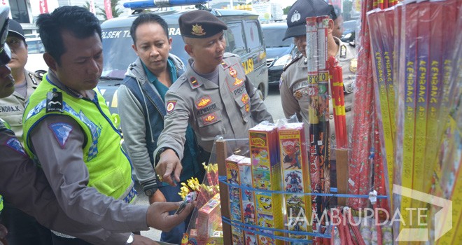 Ratusan petasan dari berbagai jenis, diamankan anggota Polsek Telanaipura.