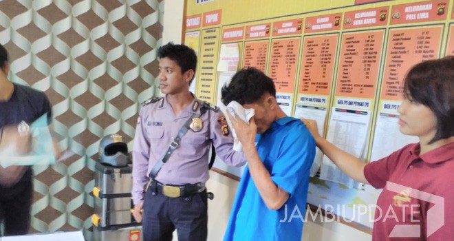 Johan Putasoit (35), Warga Kenali Besar yang diamankan Kapolsek Kotabaru.