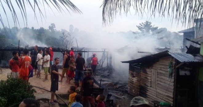 Kebakaran Dua rumah panggung yang berada di RT 25, Kelurahan Legok, Kecamatan Danau Sipin