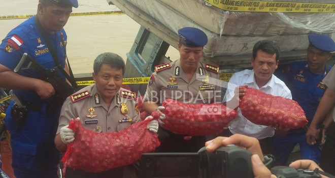 200 karung bawang merah illegal yang diamankan Penyidik Subdit Gakkum Polisi Perairan Polda Jambi.