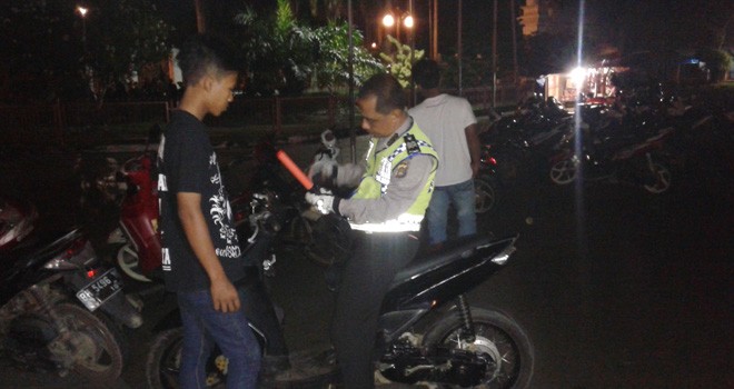 Tim gabungan Polsek Telanaipura bersama Satuan Lantas dan Sabhara Polresta Jambi, Sabtu (18/6) melakukan razia balap liar di depan kantor Gubernur Jambi.