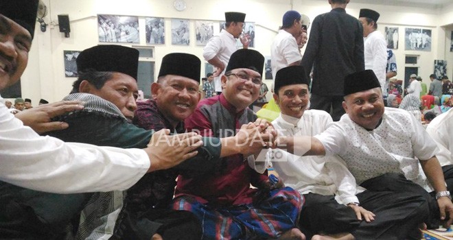 Foto bersama IW pada acara buka bersama DPD PDIP Provinsi Jambi.