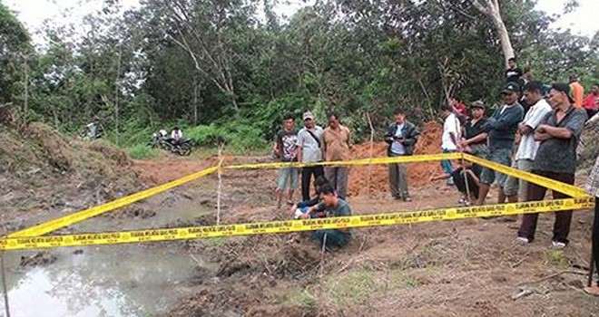 Pihak kepolisian melakukan identifikasi tengkorak yang ditemukan di kebun karet, Minggu (19/6)..