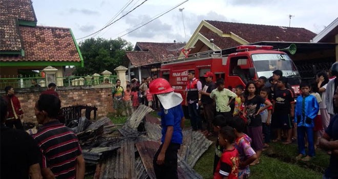 Kebakaran di kawasan Jalan RD Wijaya, RT 35, Kelurahan Tehok, Kecamatan Jambi Selatan.