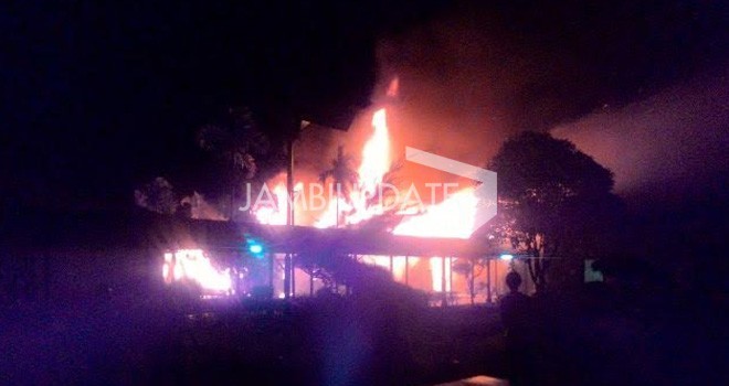 Camp PetroChina yang Terbakar