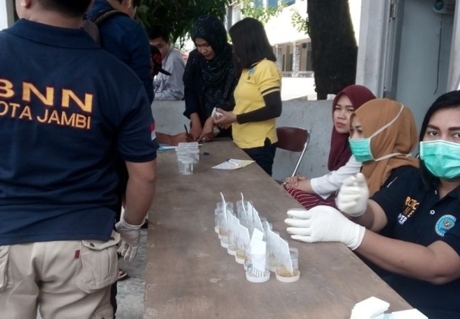 Tes urine sopir bus di Terminal Alam Barajo Jambi Sabtu (25/6)