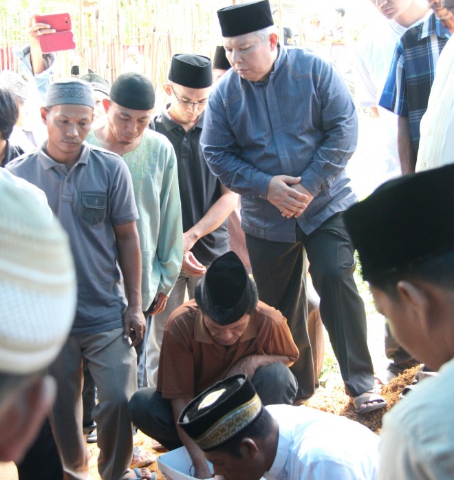 Bupati Safrial saat prosesi pemakaman kakaknya M Yazid
