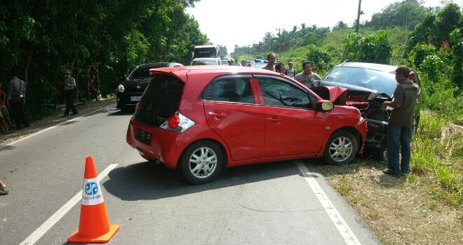 Lakalantas Mobil Brio dengan Avanza di Merangin.