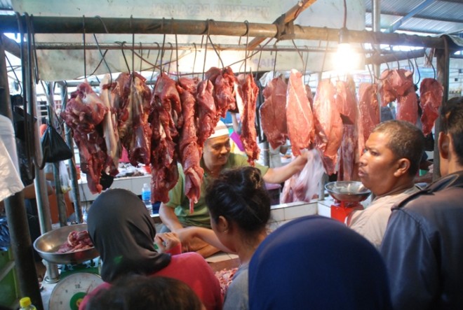 Daging sapi di Pasar Angso Duo melambung ke harga Rp 150 ribu/kilogram H-1 Idul Fitri (5/7)