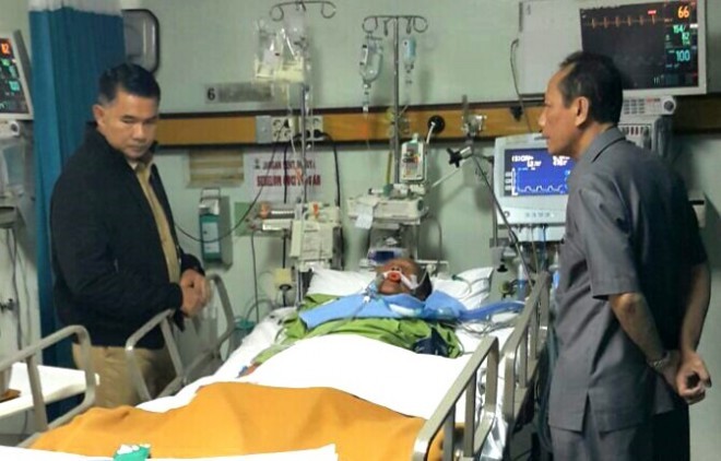 Walikota Jambi H SY Fasha saat membezuk mantan Wako Jambi Alm Hasan Basri Durin beberapa bulan lalu di RS Medistra Jakarta