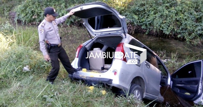 Mobil Avanza nyungsep ke semak-semak setelah menabrak Toyota Corona Minggu (10/7)