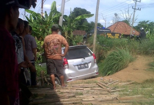 Mobil Avanza yang terperosok ke rumah warga.
