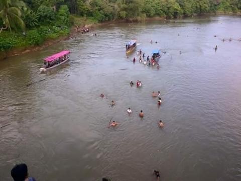 Proses pencarian bocah Malang di Bungo yang tertabrak sampan motor.