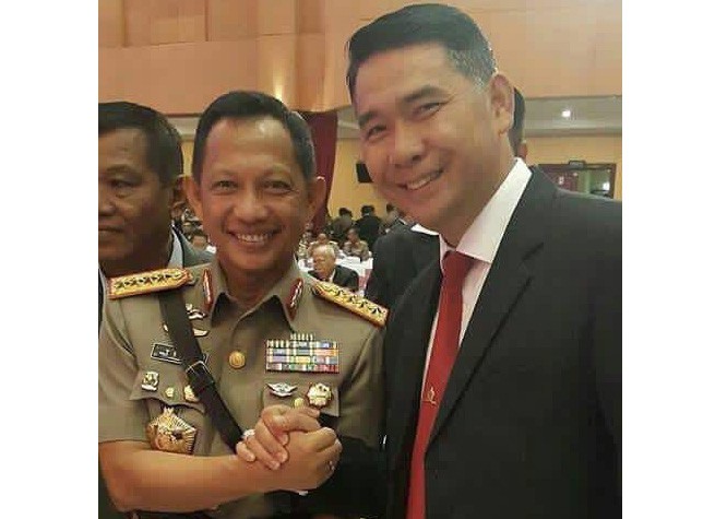 Wali Kota Jambi, Sy Fasha, berjabat tangan dengan Kapolri Jenderal Pol. Tito Karnavian, saat menghadiri Sertujab di PTIK di Jakarta, Kamis (14/7).