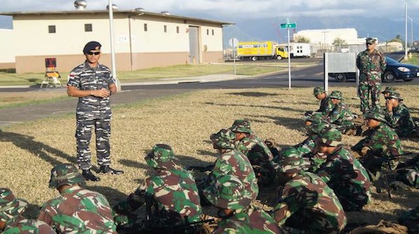 Komandan KRI Diponegoro (DPN)-365 Letkol Laut (P) Tunggul memberikan pengarahan kepada 45 personel Marinir TNI Angkatan Laut yang ikut dalam Latihan Bersama (Latma) Multilateral The Rim of Pacific (Rimpac) 2016 di Kaneohe, Hawai, Amerika Serikat, Sabtu (9/7) lalu. FOTO: Dispen Koarmatim