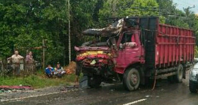 Lakalantas di desa Badang, Kecamatan Tungkal Ulu tepatnya di km 115 Jumat sore tadi (15/7).