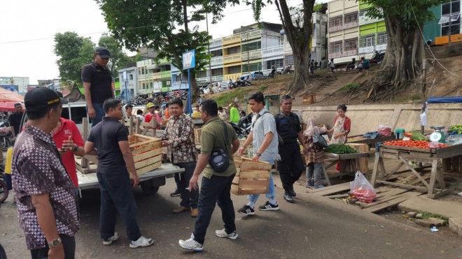 Petugas Dinas Pasar saat melakukan penertiban di kawasan Pasar Angsosuo, Jumat (15/7).