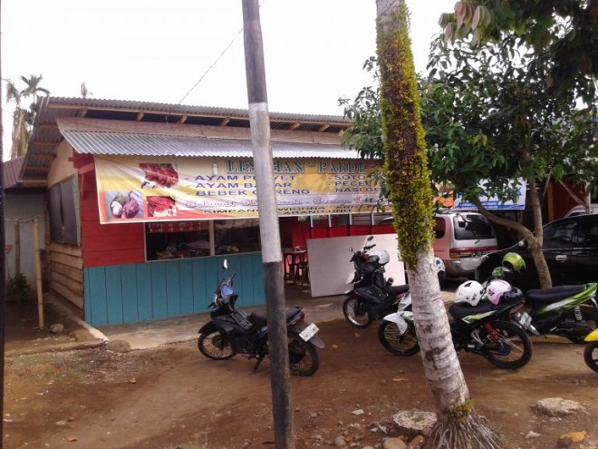 Warung tempat Asmadi dan NN digerebek warga. Foto: Bengkulu Ekspress/jpg