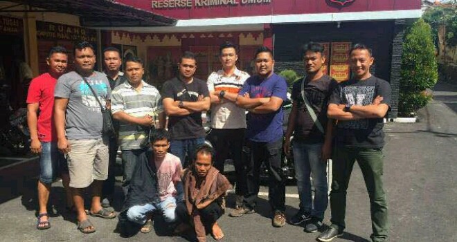 Dua tersangka yang berhasil diamankan oleh Tim Buser Polres Sarolangun di Bandar Lampung.