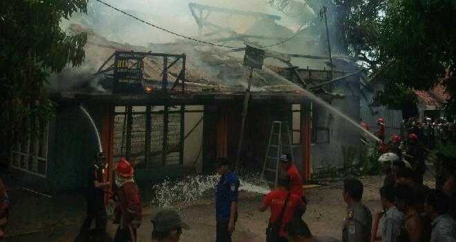 Petugas damkar yang tengah memadamkan api di panti asuhan tehok.