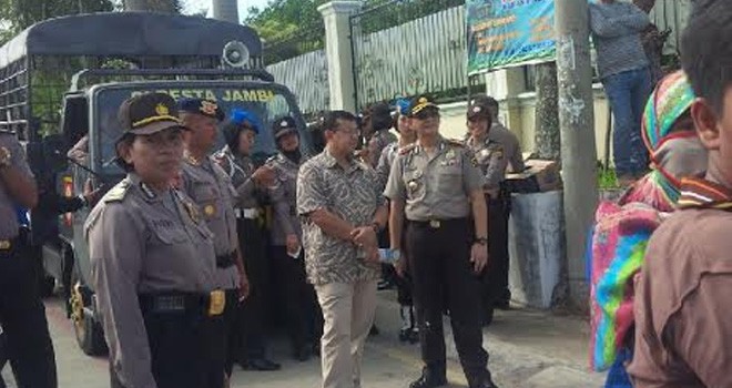 Aparat Polda Jambi yang tengah mengamankan aksi demo di depan Unja Telanai.