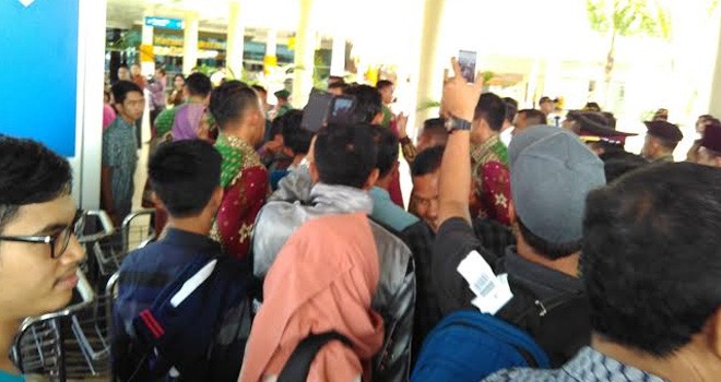 Warga Jambi di bandara ST rebutan salaman dengan Presiden Jokowi