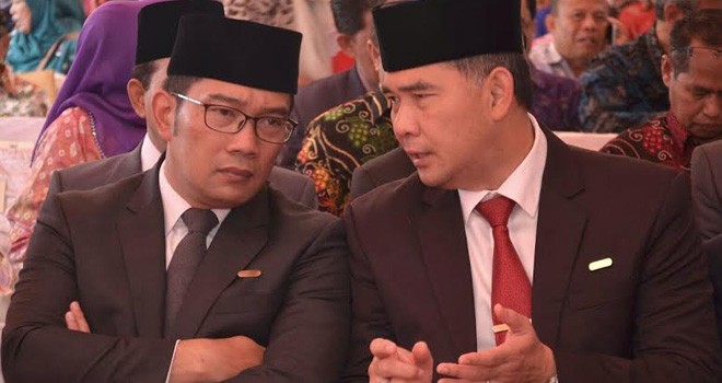 Walikota Jambi Sy Fasha berdialog serius dengan Walikota Bandung Ridwan Kamil.