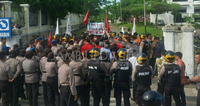 Demo yang berlansung di depan unja telanai.