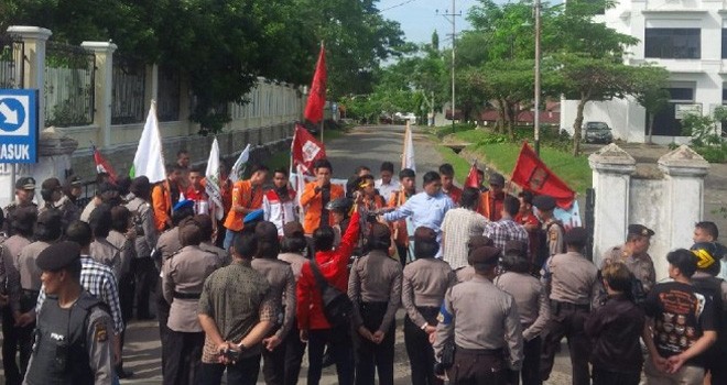 Mahasiswa Universitas Jambi, menggelar aksi demo di depan Kampus Unja Telanai.