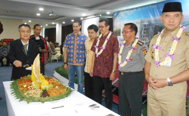 Pemotongan tumpeng saat peresmian Odua Weston Hotel