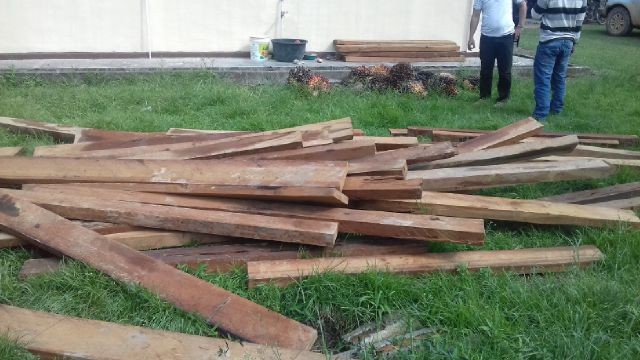 Barang bukti kayu yang diamankan aparat di kawasan PT REKI