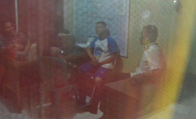 Oknum anggota Polresta Bandarlampung Brigadir Medi Andika (berkacamata) tersangka pembunuh M. Pansor saat dimintai keterangan. Foto: m. tegar mujahid/radarlampung.co.id/jpg