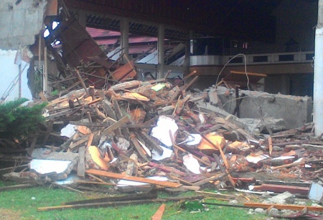 Reruntuhan gedung DPRD Merangin yang saat ini sedang direnovasi