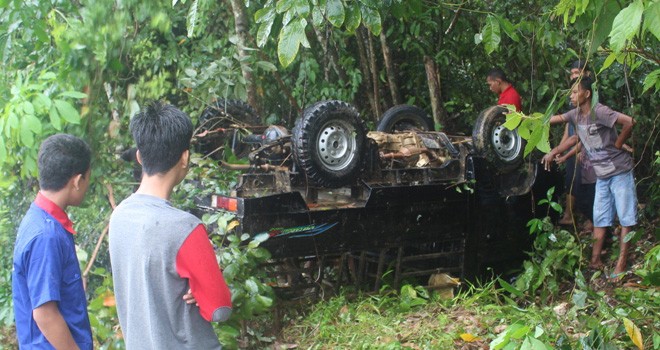 Carry Pick Up yang nyungsep ke dalam semak-semak di Desa Simpang Niam, kemarin.