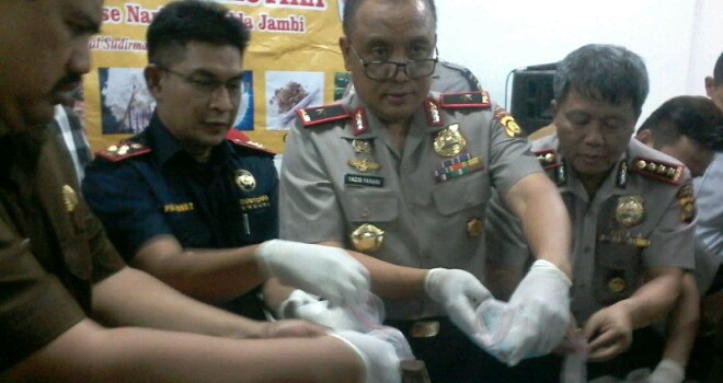 Pemusnahan Narkoba jenis sabu oleh Kapolda Jambi Brigjen Pol Yazid Fanani.
