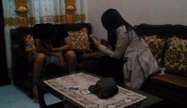 Dua pasangan bukan suami istri yang digrebek warga di  perumahan Villa Melati Asri, RT 35 Kelurahan Mayang Mangurai, Jumat dini har tadi (5/8)