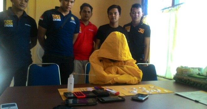 Tersangka bersama barang bukti.