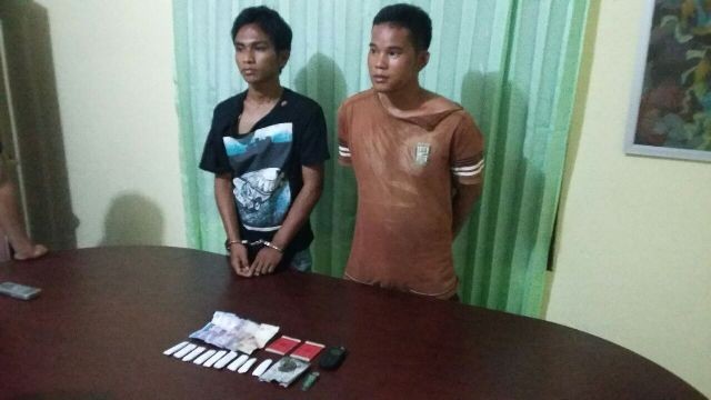 Dua tersangka yang diamankan polisi.