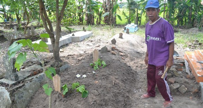 Makam Nurlela yang dibongkar pencuri kini sudah diperbaiki warga. <i>Foto: DENY HAMDANI/ RADAR CIREBON/JPNN.com</i>