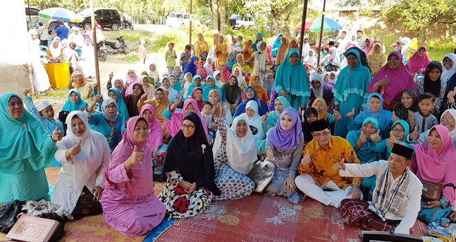 Ivan Wirata beserta istri bersama undangan dari ibu-ibu BKMT.