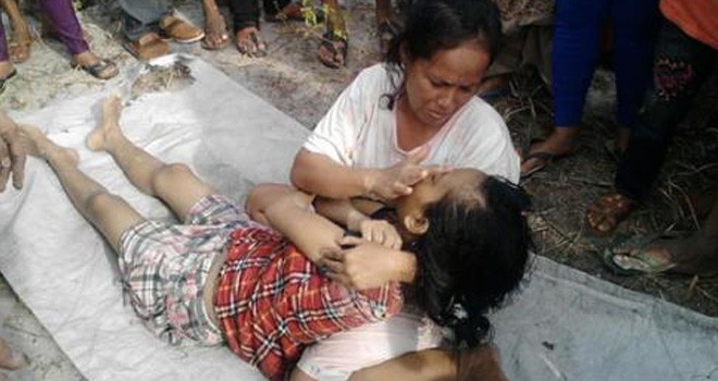 Sang ibu meratapi anaknya yang tewas tenggelam di bekas galian C. <i> Foto: pekanbarumx/jpg</i>
