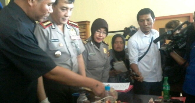 Penggerebekan kampung narkoba pulau pandan.