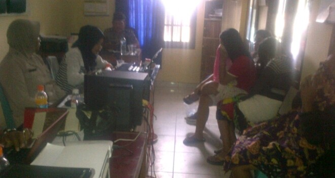 8 wanita PSK dan 4 pria hidung belang yang diamankan aparat Polres Merangin.