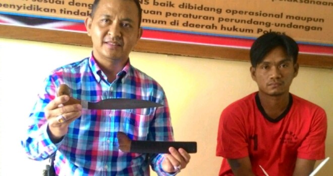 Kasat bersama badik dan tersangka .